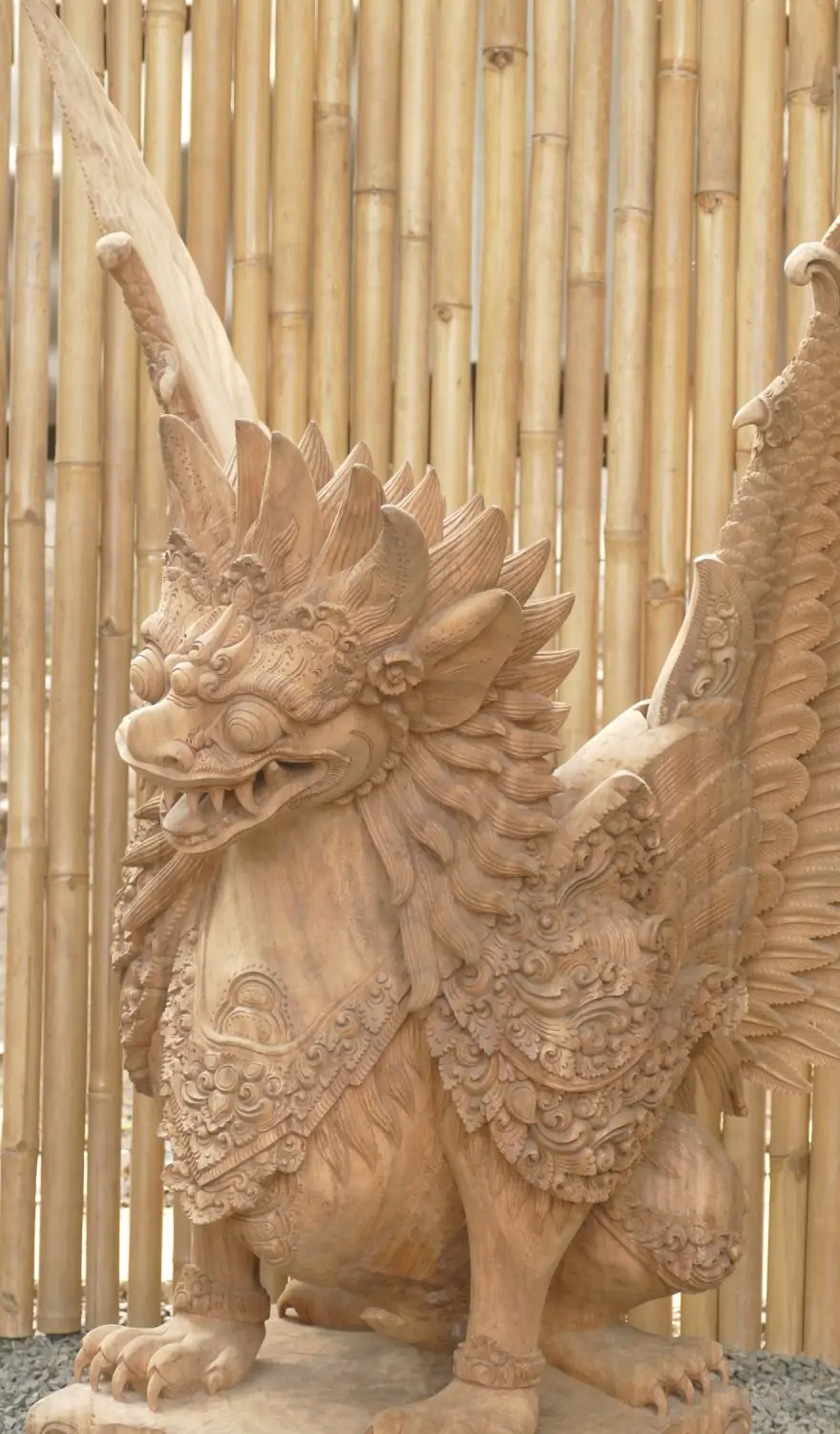  Product image 1 of the product “Singa ambara raja, From Suar wood, center part 50 x 55 x 100, with wings 103cm wide and 142 cm height ”
